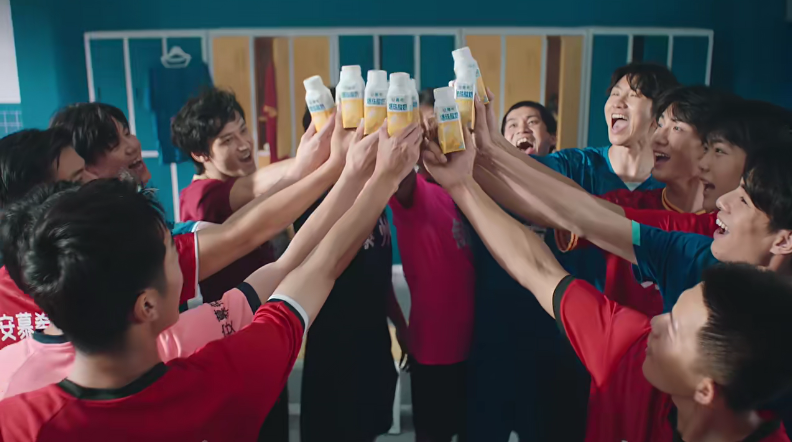 请苏有朋当苏超“劝架大使”,安慕希太会玩了!